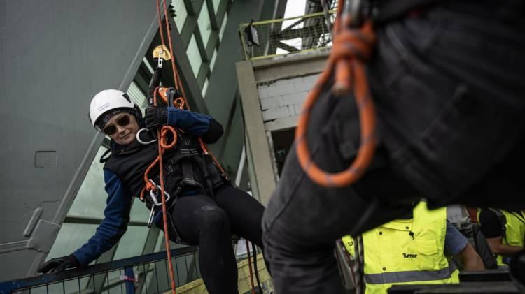 <p>Sürekli adrenalin içeren işler yaptığını, projede yer almaktan da bir kadın olarak gurur ve mutluluk duyduğunu ifade eden Peker,</p>
