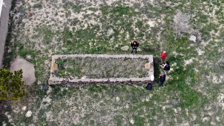 <p><strong>Çeşmenin orada abdest aldığını ve burada namaz kıldığını görenler de var. Bu mezar 8.5 metre gelenler de soruyor neden böyle diye fakat bilemiyoruz</strong>” dedi.</p>
