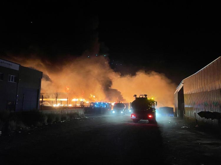 <p>Manisa Büyükşehir Belediyesi İtfaiye Dairesi Başkanlığı ile orman yangını söndürme ekipleri, yangını yaklaşık 4 saatte kontrol altına aldı.</p>