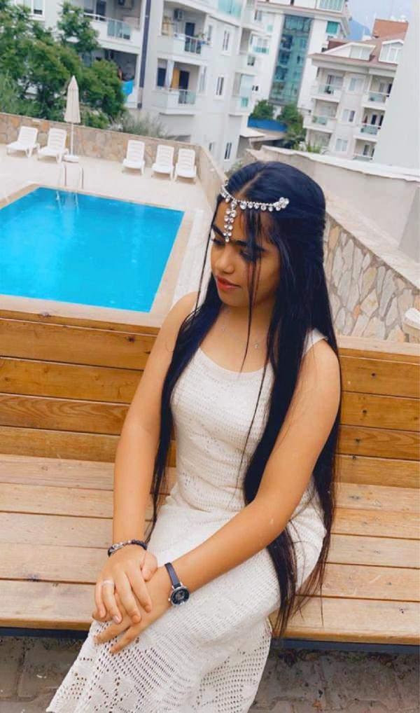 <p> Antalya'nın Alanya ilçesine tatile gelen Iraklı aile, eğlenmek için 29 Ağustos saat 19.30 sıralarında Kestel bölgesindeki bir go-kart pistine gitti. Lara Ali Turki Aljanabad, burada go-kart aracına bindi. Pistte bir süre aracı süren Aljanabad'ın toplu haldeki saçı bir anda açıldı. Go-kart aracının tekerleri ve motor aksamına dolanan saç, saçlı deriyi başından sıyırıp aldı. Kazayı gören anne Hanan Ridha (37) fenalık geçirirken olay 112 Acil Çağrı Merkezi'ne bildirildi. Sağlık görevlileri ilk müdahalesini yaptıkları Aljanabad'ı tedavisi için Akdeniz Üniversitesi Hastanesi'ne götürdü.</p>