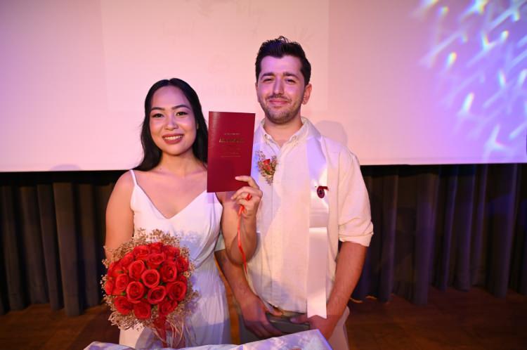 <p>Bir yıl önce sosyal medya aracılığıyla tanışan Taylandlı Angkhanan ile 25 yaşındaki Emre Sağlam'ın nikahı, Yalova Belediye Başkanı Mustafa Tutuk tarafından kıyıldı.</p>

