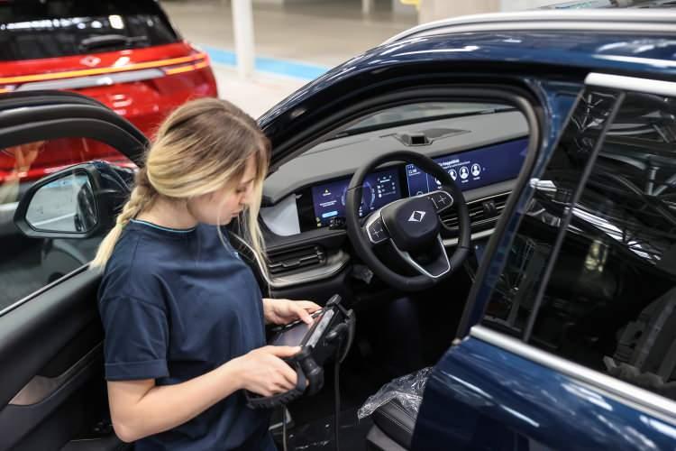 <p>Öte yandan Türkiye'de Model Y modeliyle satışa başlayan Tesla, ülke bazlı resmi satış adetlerini bildirmemeyi tercih ediyor.</p>

<p>​</p>
