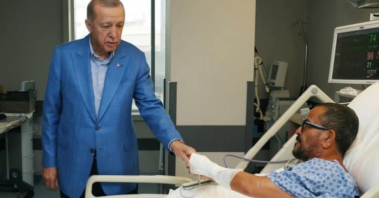<p><strong>Cumhurbaşkanı Recep Tayyip Erdoğan, Yunanistan'da korkunç kaza geçiren, Ali Sabancı ile eşi Vuslat Doğan Sabancı'yı hastanede ziyaret etti. Yaşanılan acı olaydan sonra geçmiş olsun dileklerini ileten Cumhurbaşkanı Erdoğan, Ali Sabancı'nın doktorları hakkında bilgi almayı da ihmal etmedi.</strong></p>
