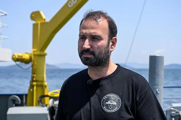 <p><em><strong>Dursun, bu türlerin değişen iklim koşullarına adaptasyonla denizlerde daha fazla kalabildiklerinin altını çizerek şunları ifade etti: </strong></em></p>

<p>"Bu, ekosistemin bütününün değişimine sebep olabiliyor. Bazı yabancı türler gemilerin balast sularıyla ülkemize girebiliyor ve küresel iklim değişikliğinin etkisiyle yaşanan ısınma ile geldikleri bölgedeki koşullara ulaştıkları zaman burası da onlar için yaşam ortamı oluyor.</p>
