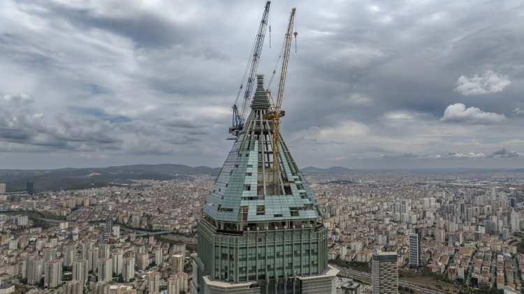 <p>İstanbul Finans Merkezi'nde yer alan ve Avrupa'nın en yüksek binası olma özelliğini taşıyan, 353 metre uzunluğundaki 72 katlı Türkiye Cumhuriyet Merkez Bankası'nın (TCMB) çatısının cam montajı, alanında uzman 40 kişilik ekip tarafından yapılıyor.</p>
