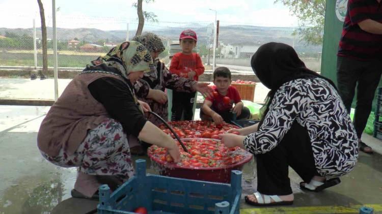 <p>Sabah 7'de hazırlıklara başladıklarını anlatan Çetinkaya, "Belediyeye bu hizmetten dolayı teşekkür ediyorum. Piknik yapar gibi salça kaynatıyoruz. Domates çekme parası vermedik, kazan, tuz belediyeden." dedi. Erol Bilici de Talas ilçesinde apartmanda yaşadığını, evlerinin çevresinde kış hazırlığı yapacak bir alan olmadığı için belediyenin hazırladığı alana geldiklerini belirtti.</p>

<p> </p>
