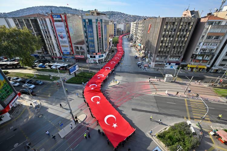 <p>İzmir'in düşman işgalinden kurtuluşunun 101. yıl dönümü dolayısıyla Zafer Yürüyüşü düzenlendi.</p>
