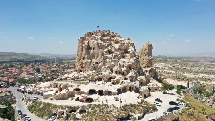 <p>UNESCO Dünya Kültür Mirası Listesi’nde yer alan Kapadokya bölgesi, peribacaları, masalsı yer altı ve yer üstü oluşumları, birbirinden ilginç vadileri ve eşsiz güzellikleri ile müze ve ören yerlerinde, yurt dışından ve yurt içinden gelen ziyaretçilerini ağırlamaya devam ediyor.</p>