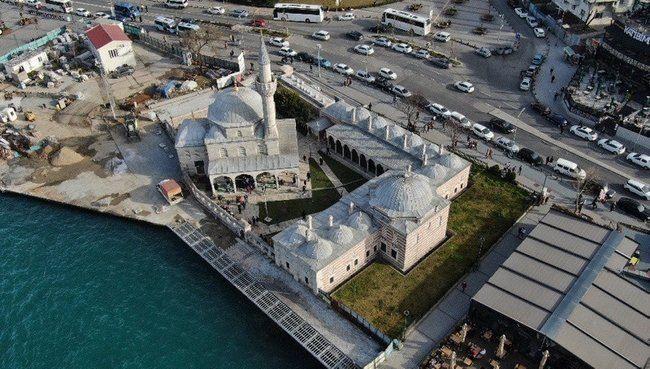 <p>Nüfus yoğunluğu, sosyoekonomik gelişmişlik ve ticari faaliyetlerin önemli merkezleri olmaları dolayısıyla İstanbul ve İzmir'de iklim değişikliğine bağlı meydana gelebilecek deniz seviyesindeki değişikliklerin incelendiği raporda, iklim değişikliği sebebiyle buzullarda yaşanan erime ve buna bağlı küresel deniz seviyesindeki yükselmenin, kıyı kentlerinde çok sayıda kültürel miras, toplumsal yaşam alanı ve doğal alan için beraberinde getireceği tehlikelere işaret edildi.</p>
