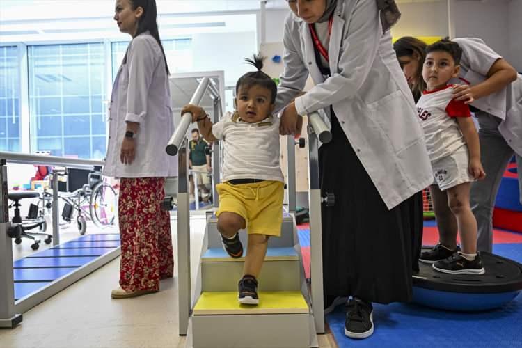 <p>Hastanede bugüne kadar <strong>249</strong> depremzedenin tedavi ve rehabilitasyon süreçlerinin tamamlandığını anlatan Tezen, sinir hasarı ve uzuv kaybı yaşayan hastaların ihtiyaç duyduğu ortez ve protezlerin teminiyle ilgili daha önce Cumhurbaşkanlığı kararnamesinin yayımlandığını, Sağlık Bakanlığıyla bu konuda yoğun bir çalışma yürütüldüğünü söyledi.</p>
