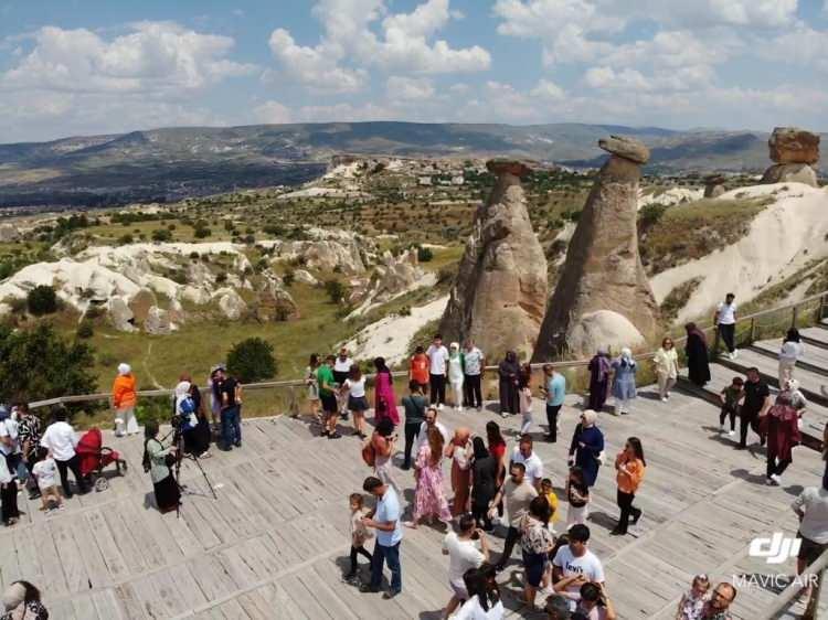 <p>Türkiye’nin en önemli kültür turizm merkezlerinden olan Kapadokya bölgesindeki müze ve ören yerlerini 2023 yılının ilk 8 ayında <strong>3 milyon 53 bin 827</strong> yerli ve yabancı turist ziyaret etti.</p>