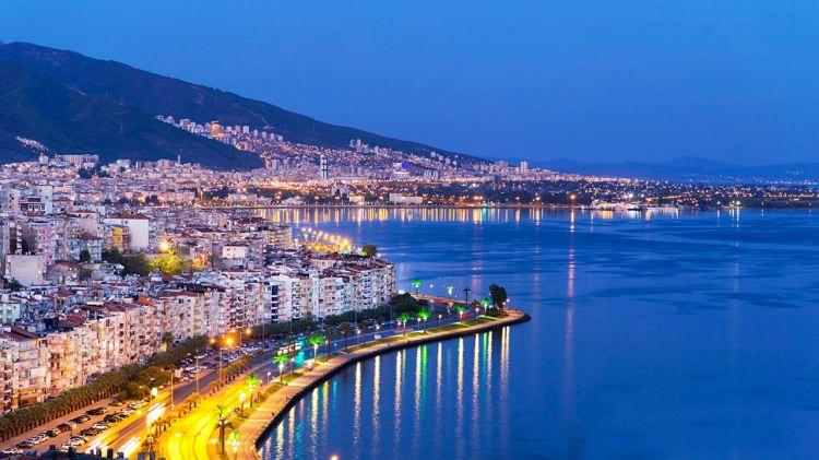 <p>İzmir’de deniz seviyesindeki değişimden en çok İzmir Körfezi'nin etkileneceği kaydedilen raporda, deniz seviyesindeki yükselmenin, kıyı boyunca bazı alanların sular altında kalmasına ve tuzlu suların yeraltı sularına karışmasına sebep olacağı, bu durumun da tarımsal üretim açısından ciddi sorunlara yol açacağı ifade edildi.</p>