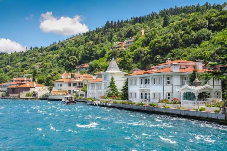 <p>Prens Adaları’nda özellikle yerleşim yerlerinin bulunduğu iskele ve kıyı bölgeleri de etkilenebilecek alanlar arasında gösterildi.</p>

<p>Raporun yazarlarından Prof. Dr. Nüzhet Dalfes, İstanbul’da Marmara Denizi’ne kıyısı olan ilçelerde 6 milyondan fazla insanın yaşadığı bilgisini paylaşarak, "Şehirde, yüksekliği 2 metreden az olan yaklaşık 120 kilometrekarelik bir alan risk altında. Bu, neredeyse Maltepe ve Fatih ilçelerinin toplam yüzölçümüne eşdeğer bir alan. İstanbul’un güney kıyılarının deniz seviyesindeki değişimden daha fazla etkileneceği hesaplanıyor." dedi.</p>
