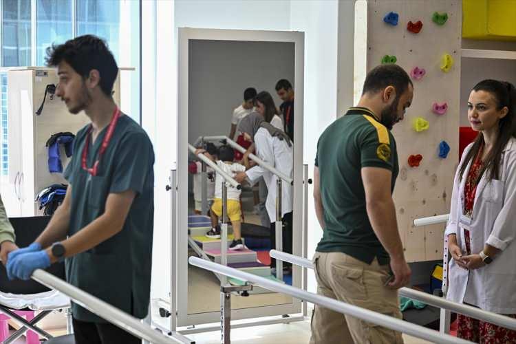 <p><strong>Rehabilitasyon uzun bir süreç, Makbule Hanım, Fizik Tedavi Hastanemizde yaklaşık 2 aydır tedavi görüyor. 2-3 hafta sonra da taburcu etmeyi planlıyoruz.</strong>" dedi.</p>

