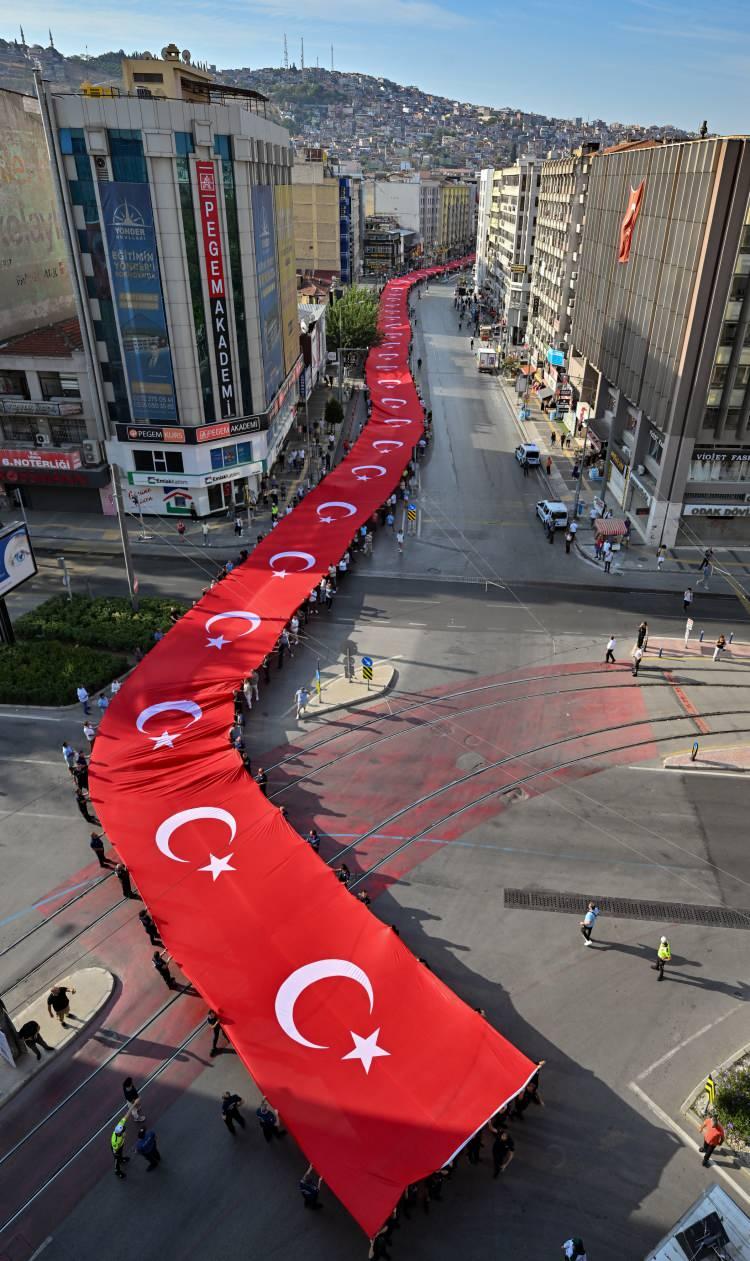 <p>Türk ordusunun 101 yıl önce bugün İzmir'e girerken kullandığı tarihi güzergah üzerinde düzenlenen yürüyüşte Gaziler, Anafartalar ve İkiçeşmelik caddelerini takip eden İzmirliler, 350 metre uzunluğundaki dev Türk bayrağını birlikte taşıdı.</p>
