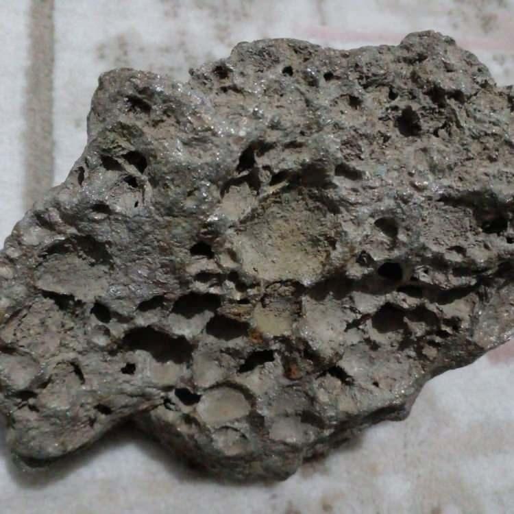 <p>Küçük, ağır ve farklı görüntüye sahip taşı eve getiren Tilkat, taşın ağırlığının yaklaşık 5 kilogram olduğunu ve manyetik özelliğinin olduğunu fark etti. Mıknatısın taşa yapıştığını gören Tilkat, bunun üzerine göktaşı olma ihtimali üzerine araştırma yapacağını kaydetti. Taşı incelerken aynı zamanda açıklamalarda bulunan Tilkat, <strong>“Bu taşı biber tarlasında gördük. Küçük bir taş olmasında rağmen yaklaşık beş kilo geliyor. Mıknatısı yaklaştırdığımız da mıknatısı tutuyor. Ne olduğunu bizde bilmiyoruz. Göktaşı olabilir”</strong> dedi.</p>