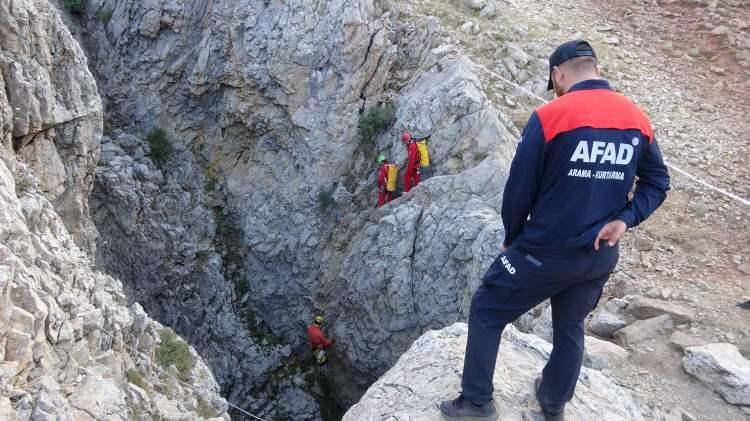 <p>AFAD koordinasyondaki ekipler; arama, kurtarma, tedavi hizmetleri ve lojistik konularında çalışmalarını sürdürüyor.</p>
