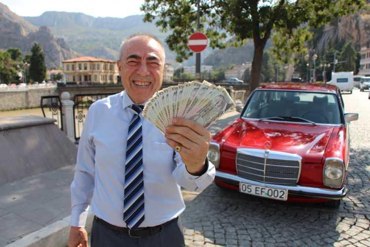 <p>Amasya’da yaşayan Alican Erdem, 850 bin TL’ye satışı çıkardığı 1976 model klasik otomobilini alacak müşterisine sadece koleksiyoncularda bulunan aynı seriden '<strong>bir deste eski para</strong>' hediye edecek.</p>
