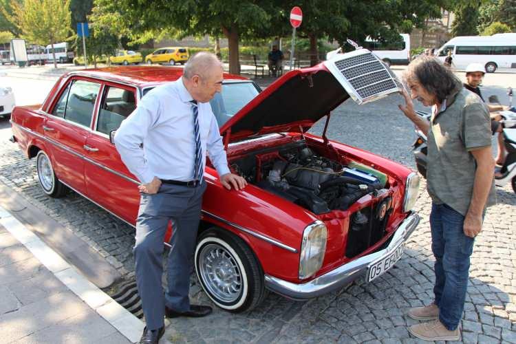 <p>Kırmızı renkli otomobile hayranlıkla bakan vatandaşlardan oto galeri çalışanı Emre Paşa ise “<strong>Ben olsam bu arabayı satmam. Benden 22 yaş büyük. Bu paraları ise ilk defa görüyorum</strong>” şeklinde konuştu.</p>