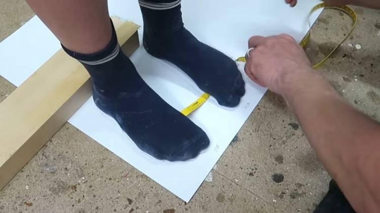 <p><strong>El yapımı ayakkabı yapan ve bilgilerini insanlarla paylaşmak için bir video hazırlayan adam sosyal medyada büyük ilgi gördü. Video kısa zamanda yüzbinlerce kişi tarafından izlendi. Ayakkabı yapmanın sırlarını ve inceliklerini öğrenmek isteyenlerde yorumlarda bu video sayesinde kendilerini daha da geliştirdiklerini söylediler. İşet adım adım bir ayakkabının yapımı.</strong></p>
<p> </p>