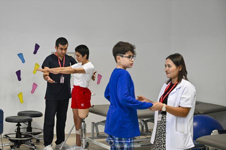 <p><strong>Eşiyle enkaz altında helalleşerek vedalaşabildiğini, bir gün onlarla yeniden kavuşacağına inandığını anlatan Kartay, "Kimsenin yardımı olmadan tek başıma yürüyebilmeyi, hareket edebilmeyi çok özledim. Taburcu olduğumda da bunu yapabilmek istiyorum. Öğretmenliği, öğrencilerimi de çok özledim, öğrencilerime dönmeyi çok istiyorum.</strong>" ifadelerini kullandı.</p>

