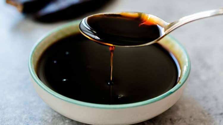 <p>. Pekmezin içinde bağışıklık sisteminin önemli destekçileri olan B ve C vitamini gibi vitaminler, kalsiyum, manganez ve çinko gibi mineraller bulunur. İçerisinde bulunan vitamin ve mineraller sayesinde pekmezin insan sağlığı üzerinde sayısız faydası vardır. Pekmezin faydaları şu şekilde sıralanabilir:</p>