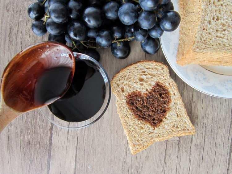 <p>İçeriğindeki yüksek miktarda kalsiyumdan dolayı kemik sağlığının korunmasını ve gelişmesini sağlayan pekmez, düzenli olarak yenildiği zaman kemiklerin alacağı hasarlara karşı korunmasını, ilerleyen yaşlarda görülecek olan osteoporoza karşı direnç sağlar. </p>