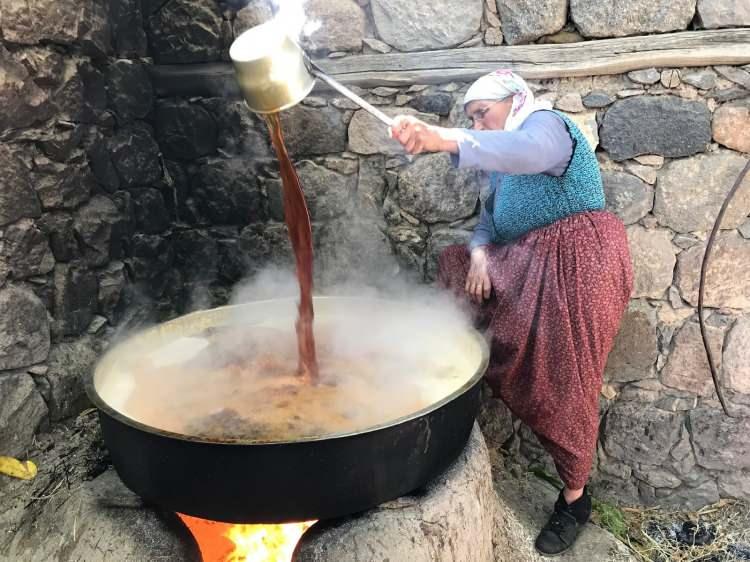 <p>Yapılan araştırmalar pekmezin thiamin, riboflavin ve demir açısından baldan daha zengin olduğunu gözler önüne sermektedir.</p>
<p> </p>