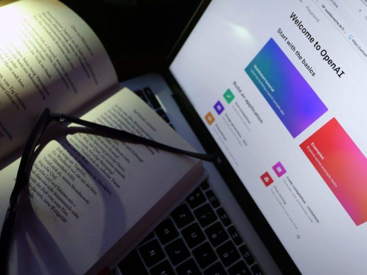 <p>Sosyal medyada gündem olan Popelas üretken yapay zekadan yardım alarak oluşturduğu kitapları, yine ChatGPT’yi kullanarak Pinterest platformunda pazarladı. Popelas, yapay zeka ile kitap yazmaya Ağustos 2022’de başlayıp ve ekim ayında bu çalışmaları üzerinden kâr etmeye başladı.</p>

