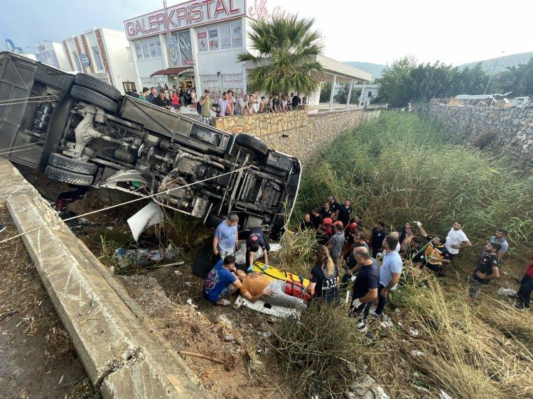 <p>Muğla'nın Bodrum ilçesinde, servis midibüsünün dere yatağına devrilmesi sonucu 23 kişi yaralandı.</p>