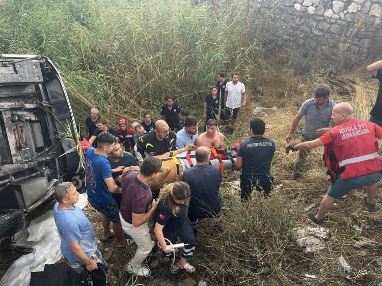 <p>Bir otomotiv firmasının personelini taşıyan A.V'nin kullandığı 48 S 3568 plakalı midibüs, Konacık Mahallesi Atatürk Bulvarı'nda kontrolden çıktı.</p>