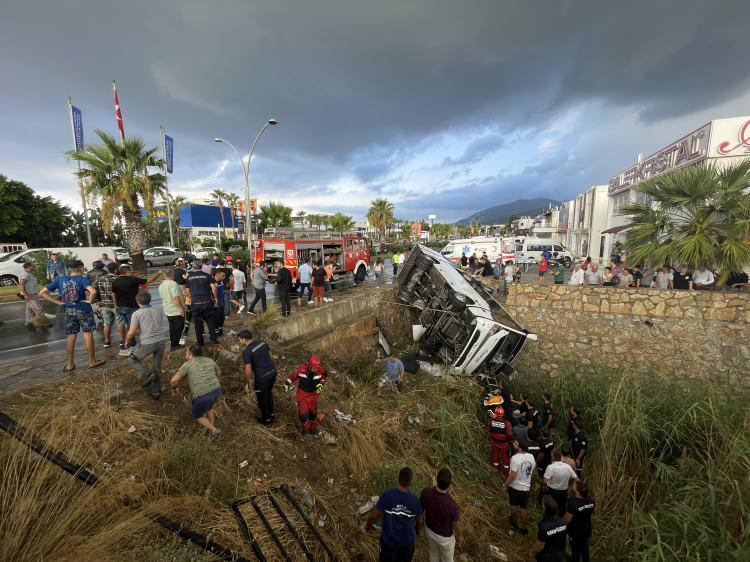 <p>İhbar üzerine kaza yerine çok sayıda sağlık, polis, ve itfaiye ekibi sevk edildi.</p>
