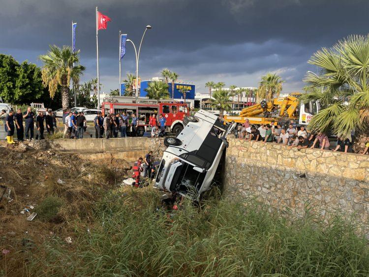 <p>Yaralıların çoğu çevredekilerin yardımıyla midibüsten çıkarken, bazıları ise ekiplerce aracın kırılan camlarından tahliye edildi.</p>
