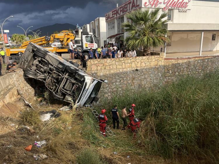 <p>Yaralanan 23 kişi, sağlık ekiplerince ilçedeki hastanelere kaldırıldı.</p>
