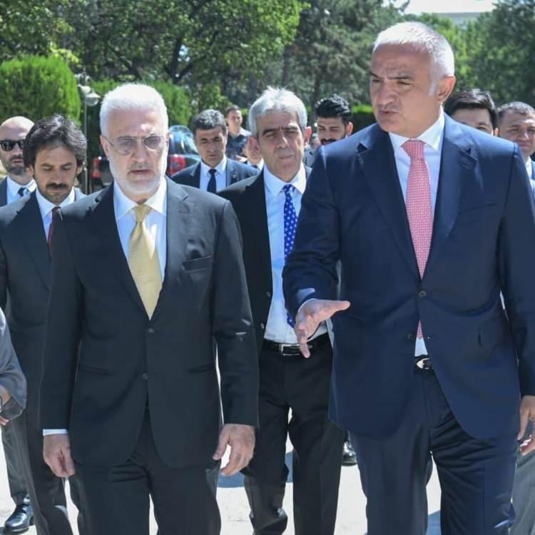 <p>Tamer Karadağlı yeni görevi için <span style="color:#B22222">"Şu anda bir şey konuşamıyorum. Artık Tamer Karadağlı olarak değil kurumu temsil ettiğim için bir şey söylemem doğru değil. Daha çok yeni. Biraz zaman geçsin gerekli açıklamaları yapacağım. Şu an kurum ön planda.'' </span>demişti.</p>