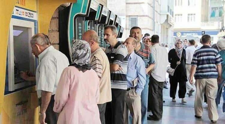 <p>Öte yandan emekliye ara zam ve ikramiye ödemesi için çalışmalar tüm hızıyla sürüyor. Ekim ayında Meclis'in açılmasıyla beraber düzenleme masaya gelecek. </p>