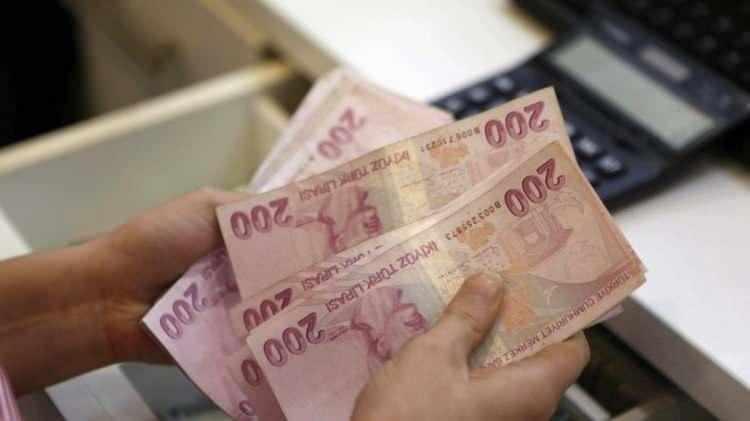 <p>Başkan Recep Tayyip Erdoğan'ın müjdesini verdiği iyileştirme çalışması bir taraftan devam ederken yapılacak ara zam konusunun Ekim ayında TBMM'nin açılması ile gündeme gelmesi bekleniyor.</p>