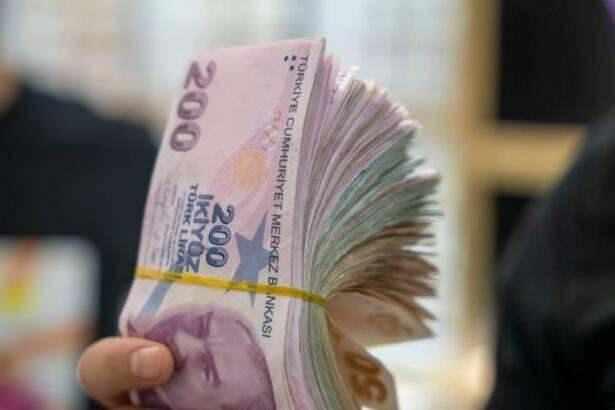 <p><strong>EMEKLİ MAAŞI DÜZENLEMESİ İÇİN KADEMELİ FORMÜL MASADA</strong></p>
<p> </p>
<p>Çalışma ve Sosyal Güvenlik Bakanlığı'nın dosyasında emekliler için kademeli zam formülü de bulunuyor. </p>