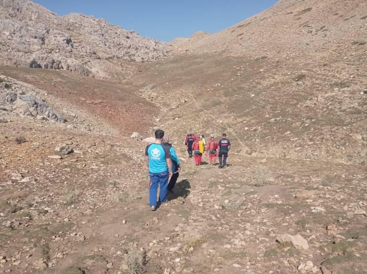<p>Bu kurtarma, dünyadaki en zor kurtarmalardan bir tanesi ve uzun bir süre olacak. Doktorlar onay verdikten sonra tahliye başlayacak. Umuyoruz ki 5-6 gün içerisinde hastamızı yukarıya çıkartıp, güvenli bir şekilde hastaneye sevk ederiz. Bu sadece bir kurtarma operasyonu ile birlikte 2 bin 100 metrede bir ana kamp organizasyonu olarak geniş kapsamlı bir organizasyondur.</p>
