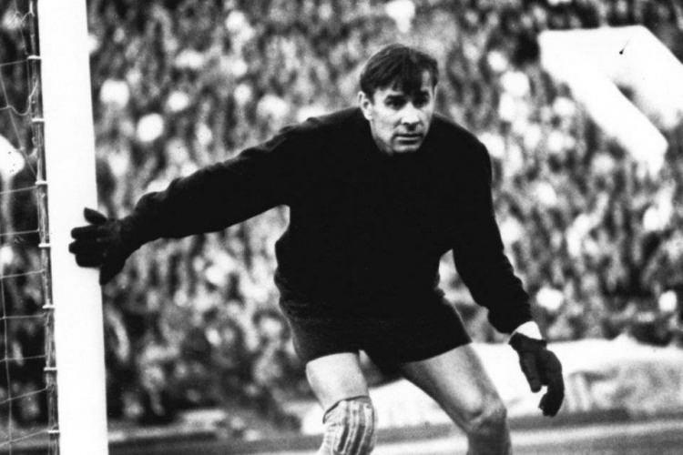 <p>Ödüle ismi verilen Lev Yashin kimdir?<br />
<br />
1990 yılında hayata gözlerini yuman Rus efsane Yashin, 1950 ile 1970 yıllarında gösterdiği performansla kalecilik tarihinde çığır açan isimler arasında yer aldı.<br />
<br />
Kulüp kariyerinde sadece Dinamo Moskova forması giyen Yashin, kale çizgisinin etrafından çıkmaya cesaret edemeyen diğer file bekçilerinin aksine yaptığı yerinde çıkışlarla döneminin kalecilik anlayışını değiştirdi.<br />
<br />
Atletik vücudu ve refleksleriyle bilinen Rus kaleci, kariyeri boyunca 150 penaltı kurtararak kırılması zor bir rekora da imza attı. <br />
<br />
Yashin, Uluslararası Futbol Tarihi ve İstatistikleri Federasyonu (IFFHS) tarafından 20. yüzyılın en iyi kalecisi seçildi. </p>