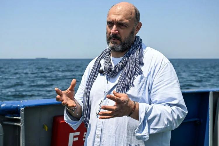 <p>Normalde bir türün aşırı çoğalması 1 hafta 10 gün sürecekken bu, sıcaklık koşullarının değişmesiyle beraber 20-25 günü bulabiliyor. Bu da ekosistemin değişmesi açısından bir potansiyel yaratıyor. Deniz hızlı bir şekilde ısınmaya başladı. Bu, ekosistemi çok kısa sürede değiştirebilecek bir olgu. Bu mevsimler arasında daha önceden olmayan keskin farklar, türlerin değişimleri açısından ekosistemin üzerindeki baskıyı artırıyor."</p>
