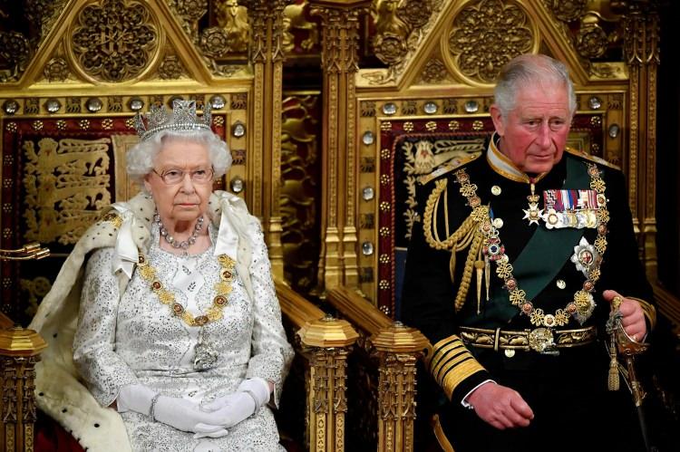 <p><span style="color:#000000"><strong>70 yıl boyunca İngiltere'yi ve dünyanın hatrı sayılır bir kısmını yöneterek 'dünyanın en uzun süre tahtta kalan monark' unvanını taşıyan Kraliçe II. Elizabeth'in ölümünün üzerinden tam 1 yıl geçti. 150 başbakan gören ve monarşinin temelinde yer alan Kraliçe'nin ölümünün ardından yerine 64 yıl boyunca Kral olma hayali kuran Prens Charles geçti. </strong></span></p>
