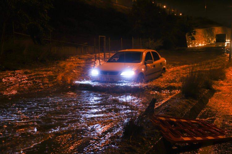 <p>İstanbul'da etkili olan sağanak nedeniyle Başakşehir il&ccedil;esinde su birikintileri meydana geldi, ara&ccedil;lar ilerlemekte g&uuml;&ccedil;l&uuml;k &ccedil;ekti.</p>

<p>&nbsp;</p>
