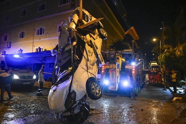 <p>K&uuml;&ccedil;&uuml;k&ccedil;ekmece'de dere kenarındaki 6 katlı binanın altındaki bodrumunu su bastı.</p>
