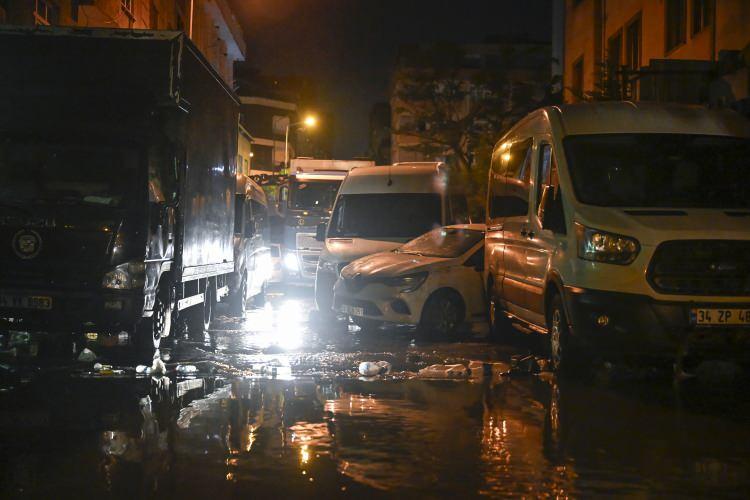 <p>İş makineleri sel nedeniyle meydana gelen dere yatağındaki enkazı kaldırmaya başlarken, dere kenarındaki bazı binalar da tahliye edildi.</p>
