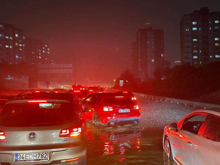 <p>İstanbul'un Arnavutköy ve Başakşehir ilçelerinde etkili olan kuvvetli yağış nedeniyle yollarda su birikintileri oluştu, sürücüler ilerlemekte zorluk çekti.</p>
