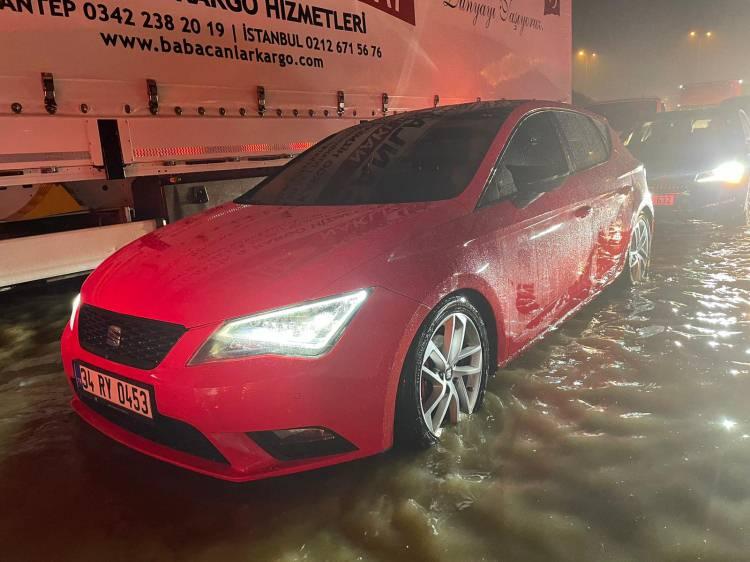 <p>Kentin kuzey bölgesinde başlayan yağış, Arnavutköy ve Başakşehir'de şiddetini artırdı. Sağanak nedeniyle yollarda su birikintileri oluşurken araçlar ilerlemekte güçlük çekiyor.</p>

<p> </p>

