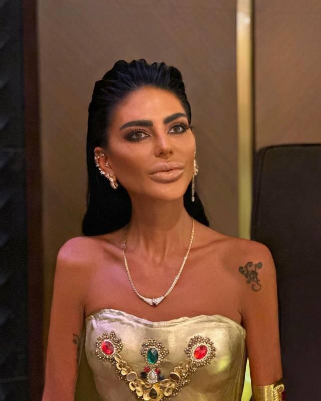 <p><span style="color:#B22222"><em><strong>3 MİLYON TL'LİK ELBİSE...</strong></em></span></p>

<p><span style="color:#FF8C00"><strong>Sosyetik ismin elbisesinin fiyatının tam tam<em>​</em>ına </strong></span><span style="color:#B22222"><strong><em>3 milyon TL</em></strong></span><span style="color:#FF8C00"><strong> olduğu öğrenildi.</strong></span></p>
