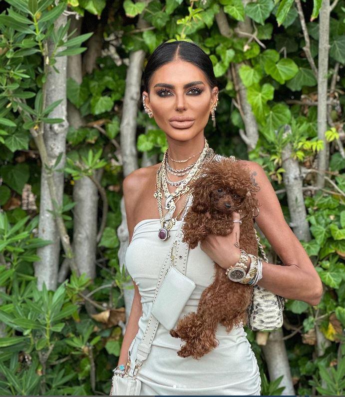 <p><span style="color:#FF8C00"><strong>Lüks yaşantısı ve yaptığı harcamalarla da sık sık gündeme gelen sosyetik ismin son halini görenler gözlerine inanamıyor.</strong></span></p>
