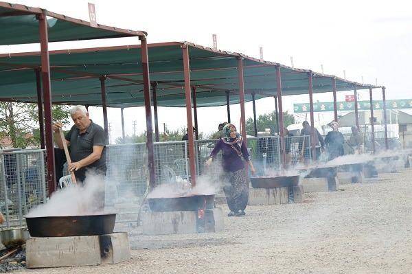 <p> Melikgazi Belediyesi de "Melikgazi'de Salça Kaynatma Günleri" olarak duyurduğu etkinlikte çevre kirliliğini ve şikayetleri önlemek için ilçenin farklı noktalarında oluşturduğu alanlarda salça yapılmasını sağlıyor.</p>